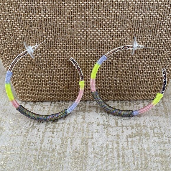 Kendra Scott Masie Feather Weight Hoop Earrings. New with Tag (NWT). Retail $68 - Picture 4 of 7